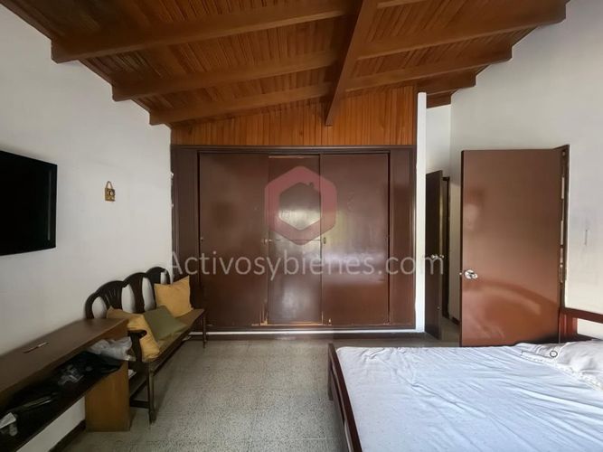 Casa de 8 alcobas en venta en Las Acacias, Medellín, 336 m² · foto 14 de 20