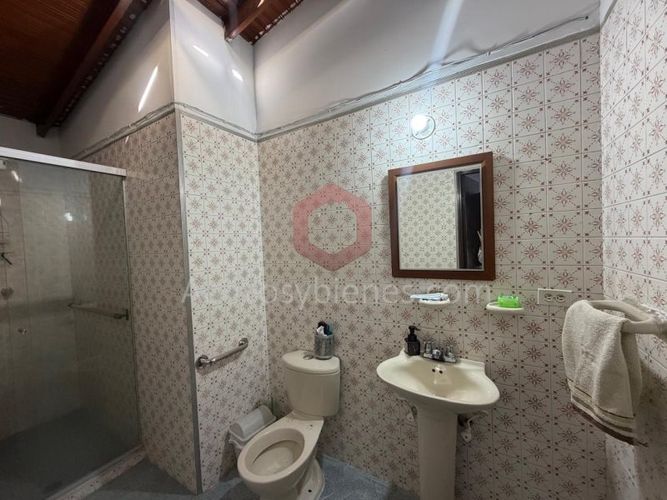 Casa de 8 alcobas en venta en Las Acacias, Medellín, 336 m² · foto 19 de 20