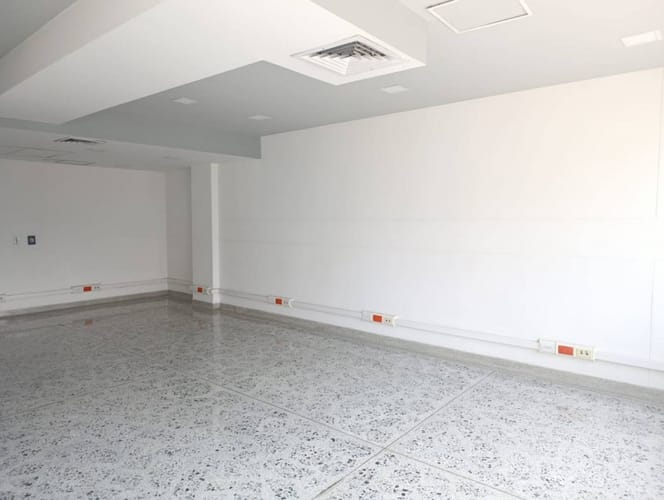 Oficina en arriendo en El Poblado, Medellín, 43 m² · foto 2 de 3