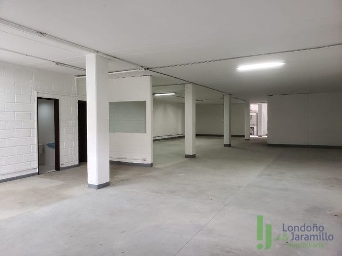 Bodega en venta en San Fernando, Medellín, 286 m² · foto 2 de 18