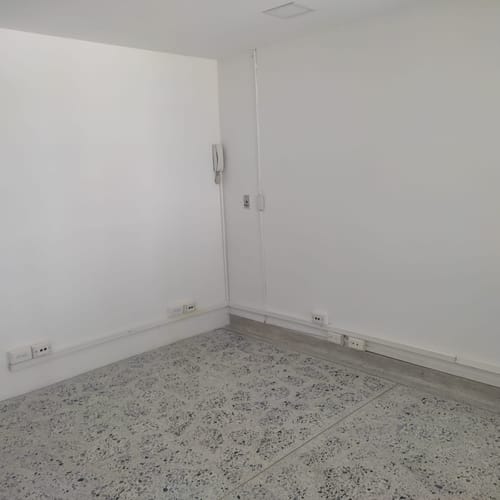 Oficina en arriendo en El Poblado, Medellín, 14 m² · foto 2 de 3