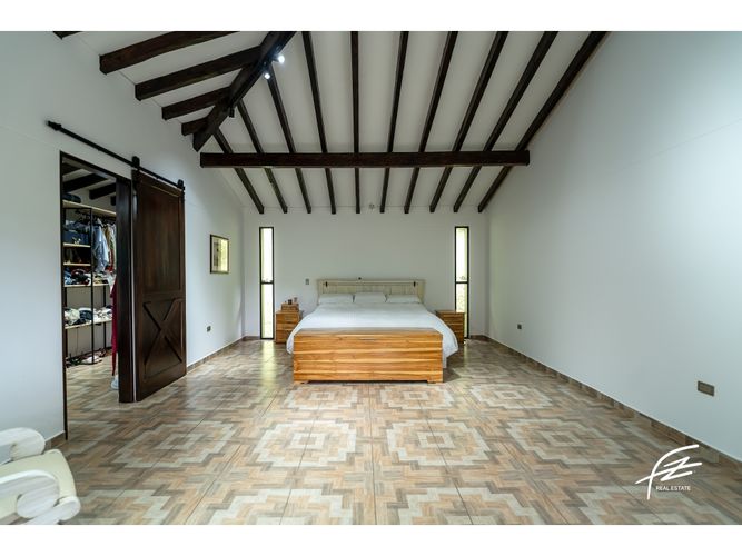 Casa de 5 alcobas en venta en Guarne, 410 m² · foto 3 de 24
