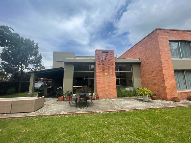 Casa de 5 alcobas en venta en Agrupacion Calahorra, Cajicá, 385 m² · foto 2 de 18