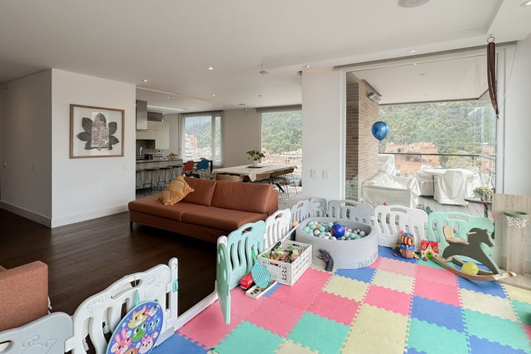Apartamento de 3 alcobas en venta en Chico, Bogotá, 255 m² · foto 2 de 24