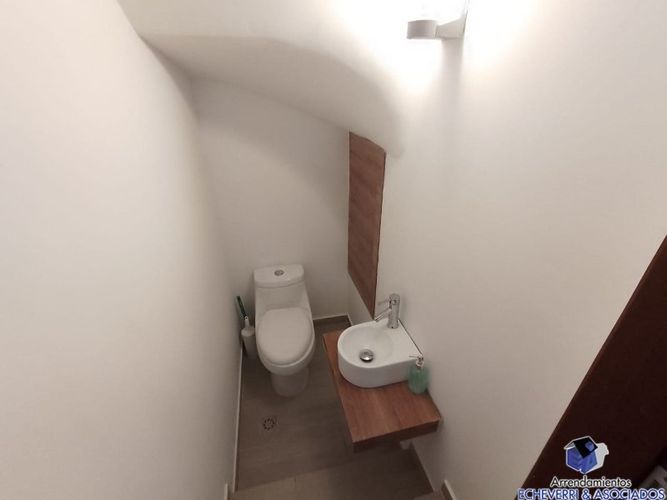 Casa de 3 alcobas en venta en Loma Del Chocho, Envigado, 216 m² · foto 2 de 16