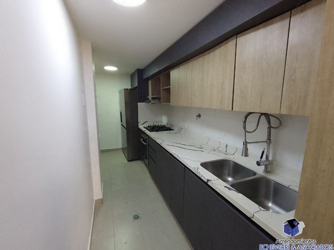 Casa de 3 alcobas en venta en Loma Del Chocho, Envigado, 216 m² · foto 4 de 16