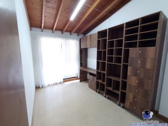 Casa de 3 alcobas en venta en Loma Del Chocho, Envigado, 216 m² · foto 10 de 16