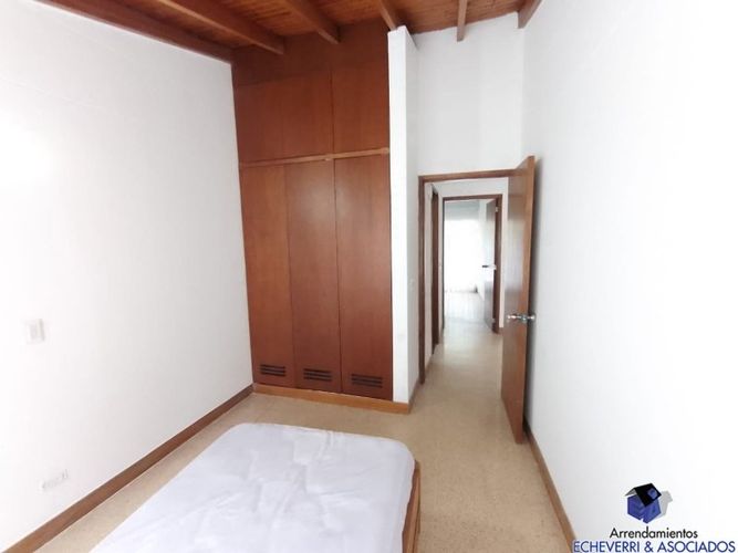 Casa de 3 alcobas en venta en Loma Del Chocho, Envigado, 216 m² · foto 13 de 16