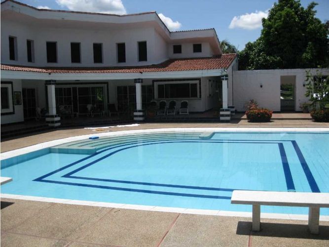 Casa de 6 alcobas en arriendo en Girardot, Girardot, 740 m² · foto 2 de 12