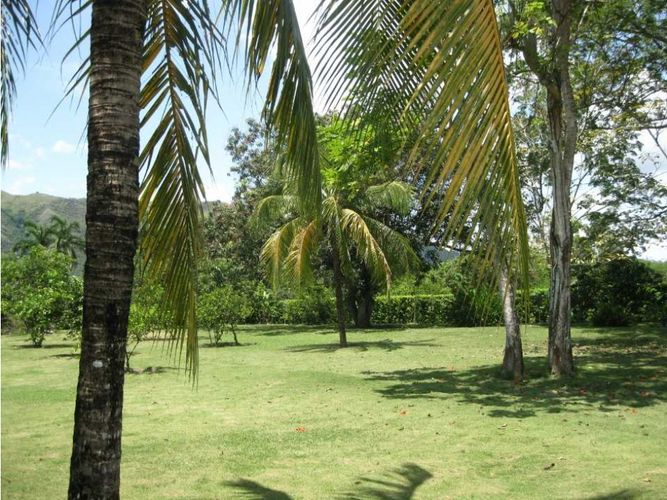 Casa de 6 alcobas en arriendo en Girardot, Girardot, 740 m² · foto 3 de 12