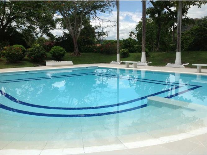Casa de 6 alcobas en arriendo en Girardot, Girardot, 740 m² · foto 4 de 12