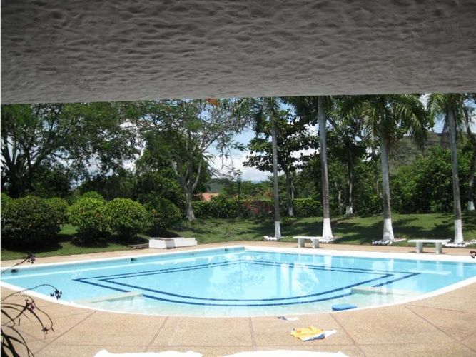 Casa de 6 alcobas en arriendo en Girardot, Girardot, 740 m² · foto 6 de 12
