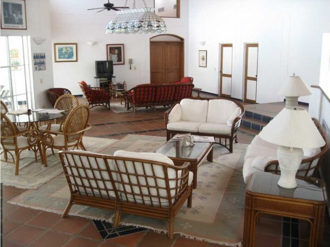 Casa de 6 alcobas en arriendo en Girardot, Girardot, 740 m² · foto 7 de 12