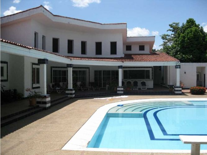 Casa de 6 alcobas en arriendo en Girardot, Girardot, 740 m² · foto 8 de 12