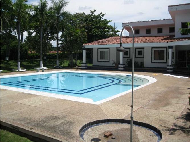 Casa de 6 alcobas en arriendo en Girardot, Girardot, 740 m² · foto 11 de 12