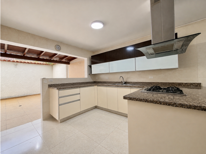 Casa de 4 alcobas en venta en La Floresta, Bucaramanga, 289 m² · foto 2 de 21