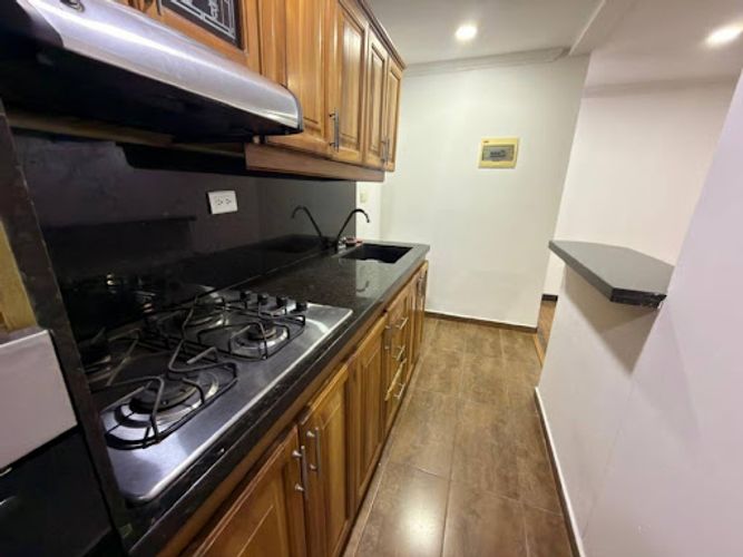 Apartamento de 3 alcobas en arriendo en Loma De Los Bernal, Medellín, 77 m² · foto 2 de 18