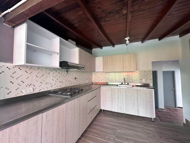 Apartamento de 2 alcobas en arriendo en El Poblado, Medellín, 179 m² · foto 2 de 19