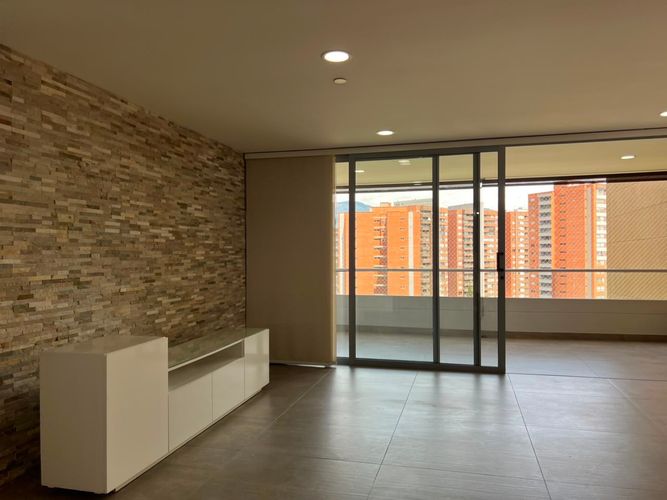 Apartamento de 3 alcobas en arriendo en Camino Verde, Envigado, 190 m² · foto 2 de 18