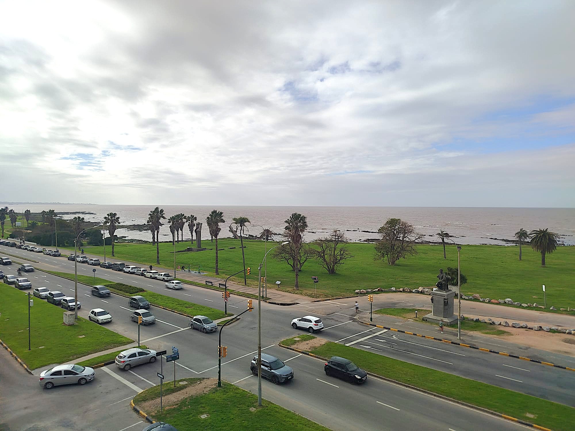 ALQUILER EXCELENTE PLANTA EN RAMBLA DE PUNTA CARRETAS