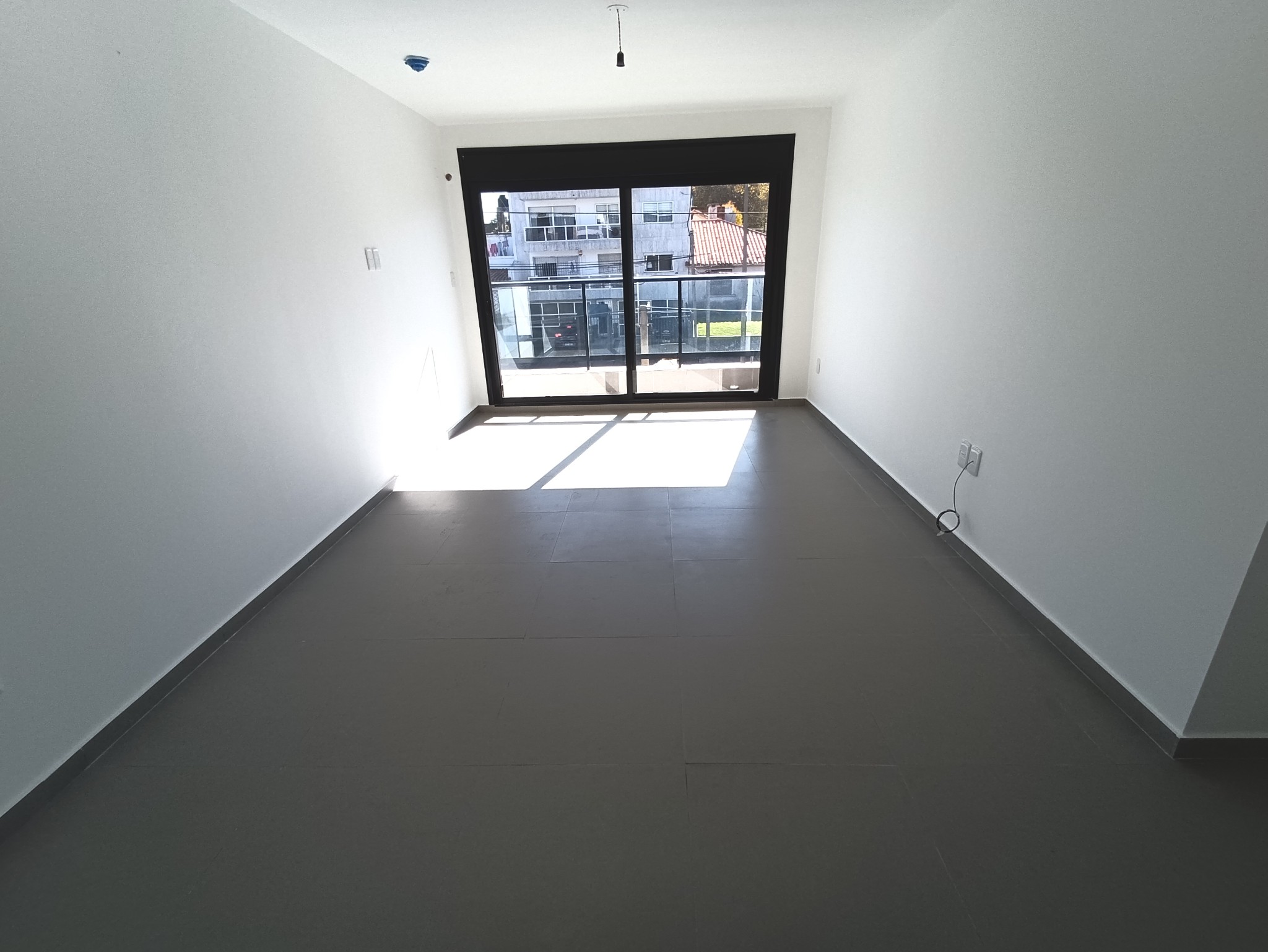 Excelente ubicación en área verde y de playa de Malvin. Próximo al Club Malvín y zona comercial · Foto 2