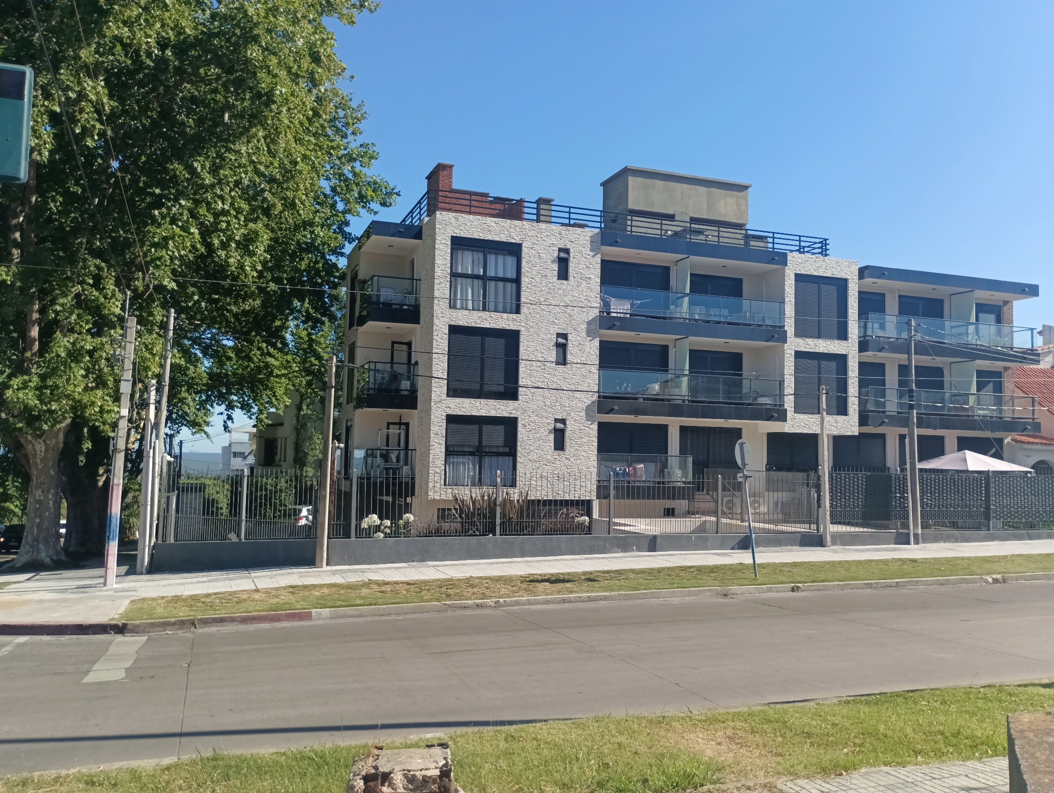 Excelente ubicación en área verde y de playa de Malvin. Próximo al Club Malvín y zona comercial · Foto 12