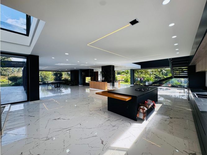 Casa de 5 alcobas en venta en Llano Grande, Rionegro, 1655 m² · foto 2 de 22