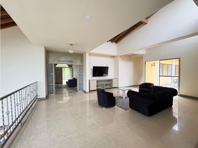 Casa de 7 alcobas en arriendo en Loma Del Chocho, Medellín, 500 m² · foto 2 de 24