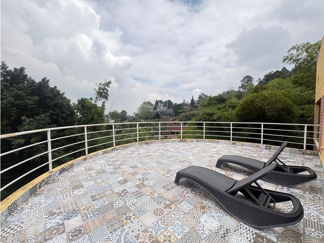 Casa de 7 alcobas en arriendo en Loma Del Chocho, Medellín, 500 m² · foto 3 de 24