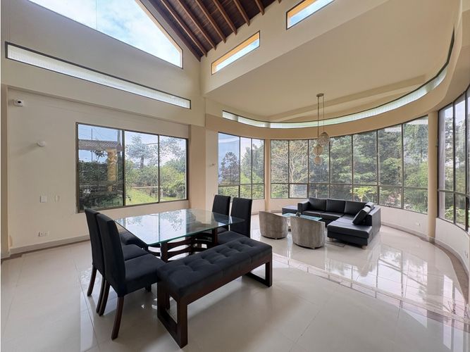Casa de 7 alcobas en arriendo en Loma Del Chocho, Medellín, 500 m² · foto 4 de 24