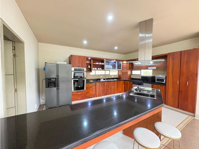 Casa de 7 alcobas en arriendo en Loma Del Chocho, Medellín, 500 m² · foto 6 de 24