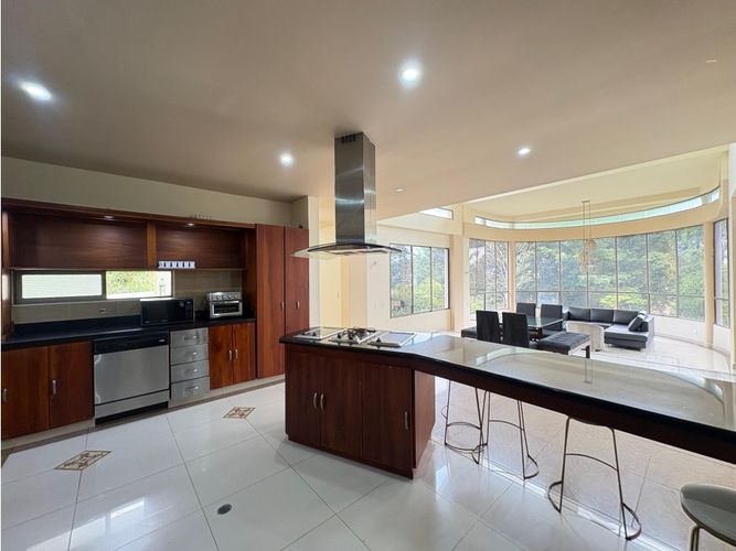 Casa de 7 alcobas en arriendo en Loma Del Chocho, Medellín, 500 m² · foto 7 de 24