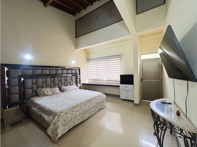Casa de 7 alcobas en arriendo en Loma Del Chocho, Medellín, 500 m² · foto 10 de 24