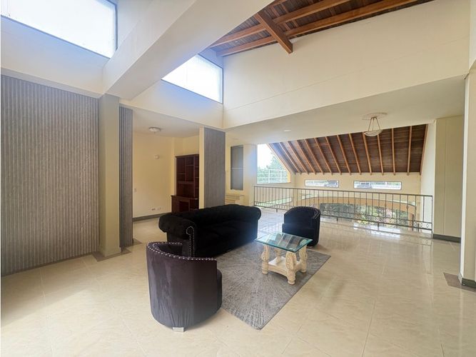 Casa de 7 alcobas en arriendo en Loma Del Chocho, Medellín, 500 m² · foto 16 de 24