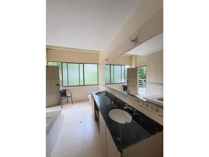 Casa de 7 alcobas en arriendo en Loma Del Chocho, Medellín, 500 m² · foto 19 de 24