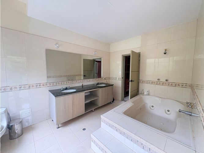 Casa de 7 alcobas en arriendo en Loma Del Chocho, Medellín, 500 m² · foto 20 de 24