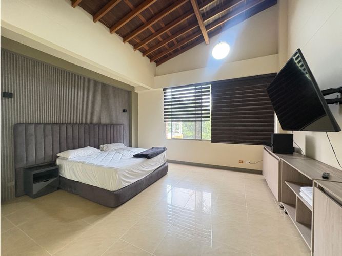 Casa de 7 alcobas en arriendo en Loma Del Chocho, Medellín, 500 m² · foto 23 de 24