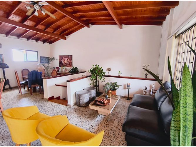 Casa de 4 alcobas en venta en Granada, Medellín, 231 m² · foto 2 de 14