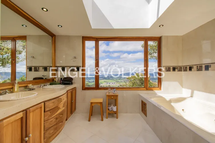 Casa de 8 alcobas en venta en Guaymaral, Bogotá, 1300 m² · foto 10 de 20