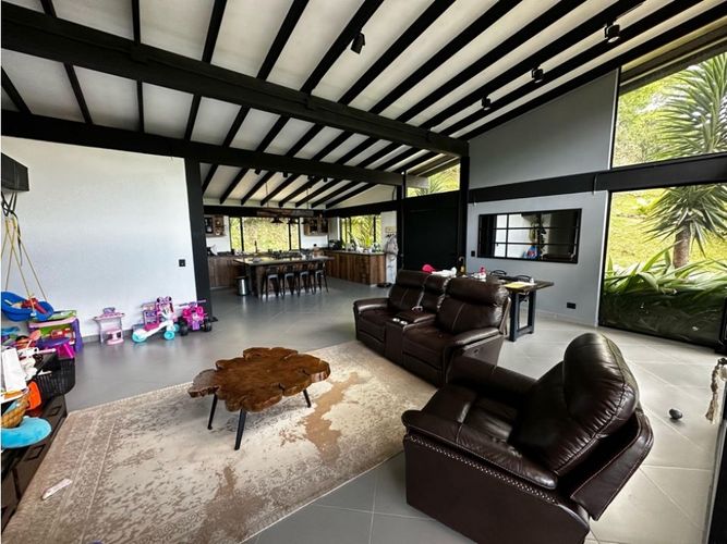 Casa de 3 alcobas en venta en Yarumalito, La Estrella, 300 m² · foto 23 de 24