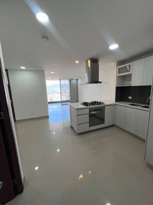 Apartamento de 2 alcobas en arriendo en Loma Benedictinos, Medellín, 90 m² · foto 2 de 14