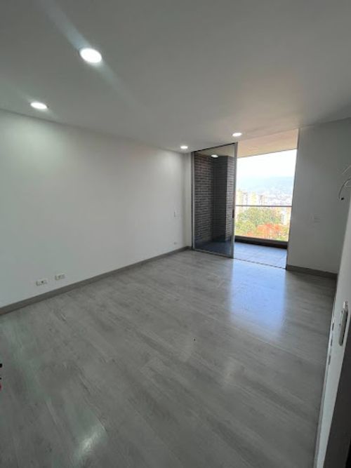 Apartamento de 2 alcobas en arriendo en Loma Benedictinos, Medellín, 90 m² · foto 8 de 14