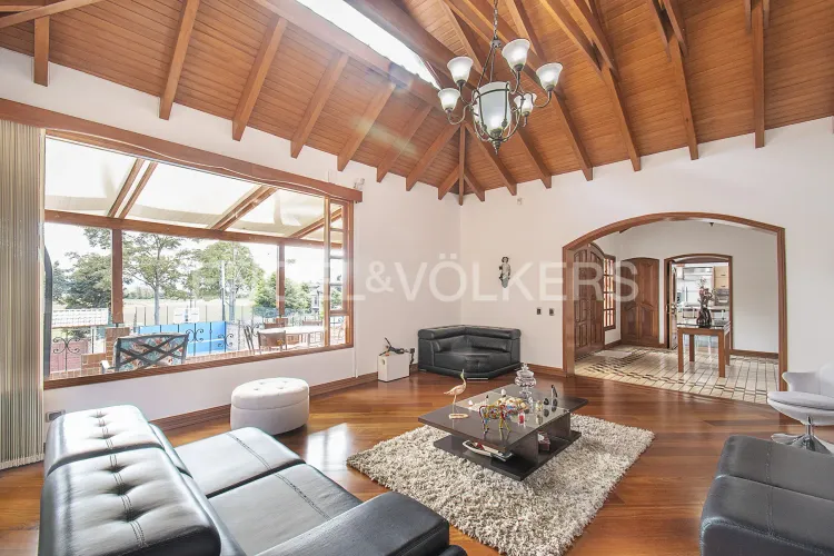 Casa de 6 alcobas en venta en Arrayanes, Bogotá, 379 m² · foto 2 de 20