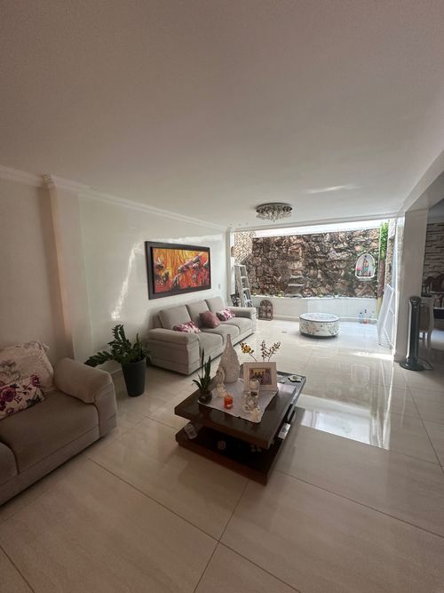 Casa de 5 alcobas en venta en Los Cedros, Bucaramanga, 230 m² · foto 2 de 19