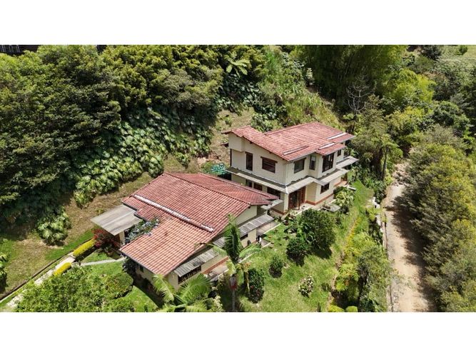 Casa de 4 alcobas en venta en San Isidro, La Estrella, 377 m² · foto 2 de 15