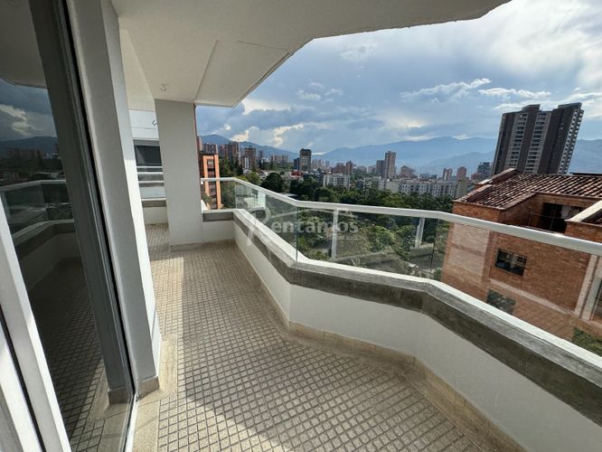 Apartamento de 4 alcobas en venta en El Tesoro, Medellín, 248 m² · foto 8 de 24