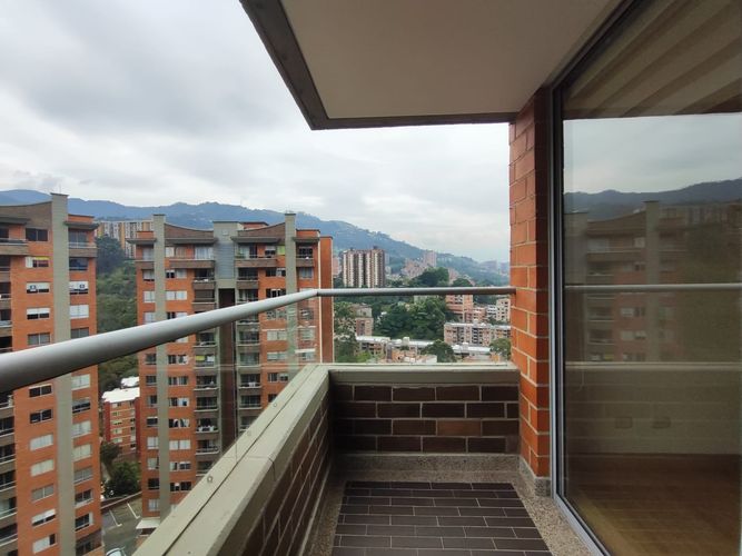 Apartamento de 3 alcobas en arriendo en Camino Verde, Envigado, 96 m² · foto 2 de 24