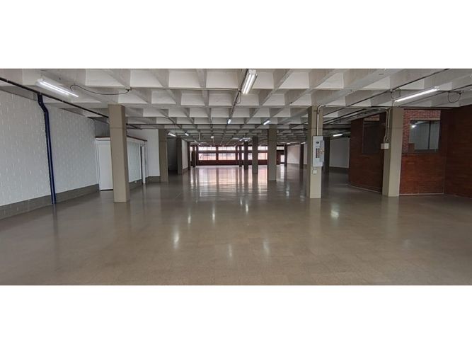 Local en arriendo en La Candelaria, Medellín, 870 m² · foto 2 de 8