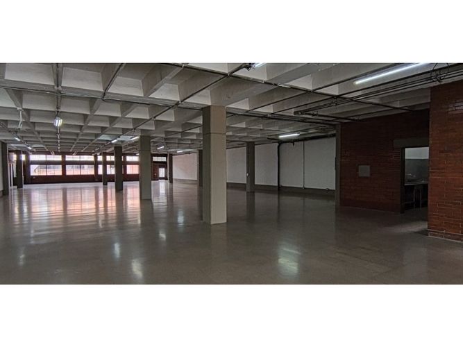 Local en arriendo en La Candelaria, Medellín, 870 m² · foto 3 de 8
