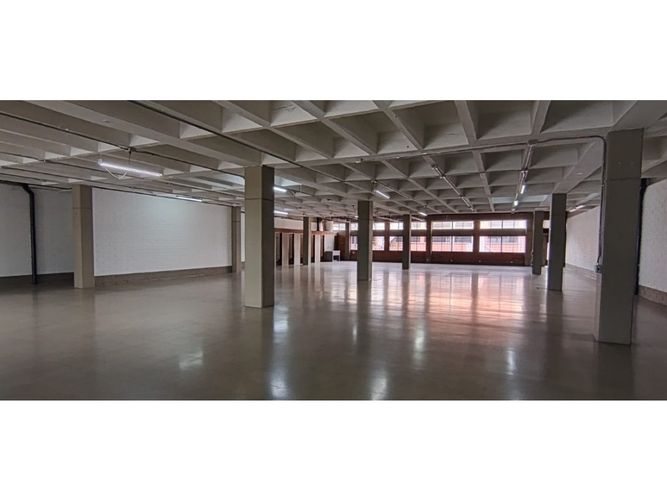 Local en arriendo en La Candelaria, Medellín, 870 m² · foto 4 de 8